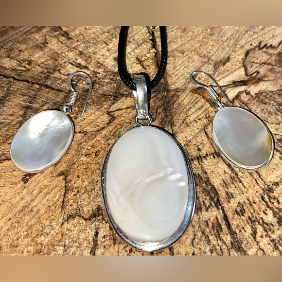 Mother of Pearl Pendant & Earrings - Picture 3 of 7